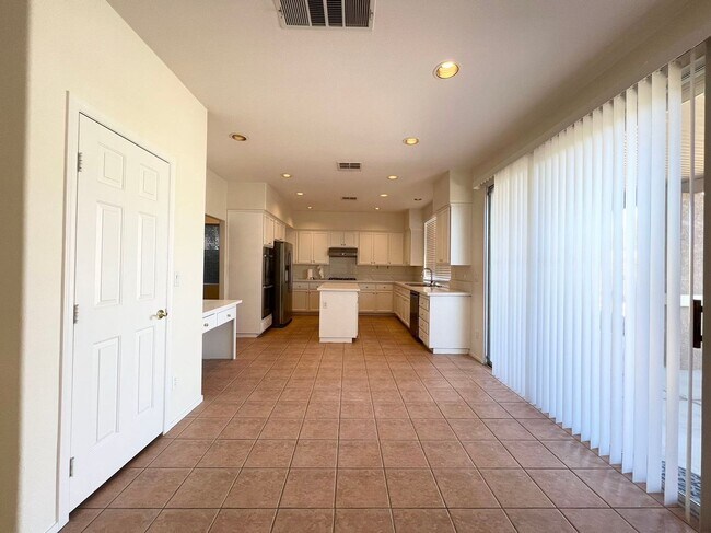 Foto del edificio - Beautiful two-story home with 5 bedrooms