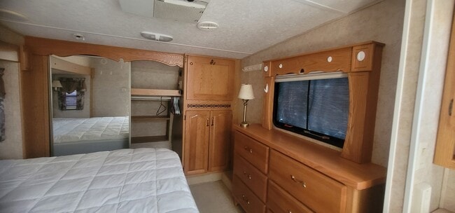 Building Photo - 218 W Carson St