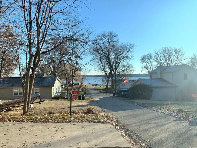 Building Photo - Beautiful 3 Bedroom Home With Lake Koshkon...