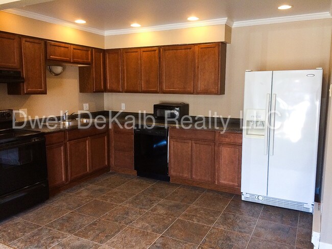 Building Photo - 820 Edgebrook Dr