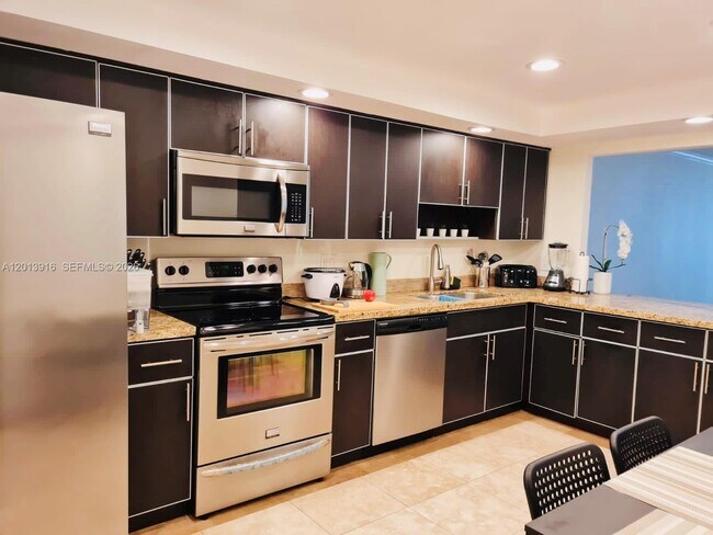 Building Photo - 2500 Parkview Dr