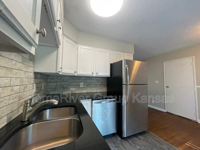 Building Photo - 1209 N Redwood Dr