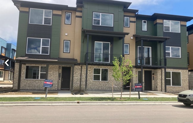 Building Photo - 751 Promenade Dr