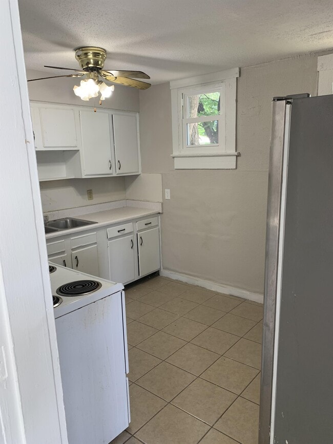 Building Photo - 1329 Schaeffer St