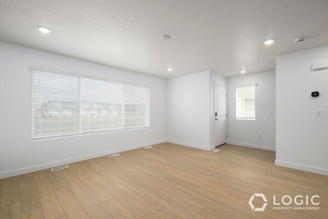 Building Photo - Beautiful Brand New Townhome in Great Eagl...