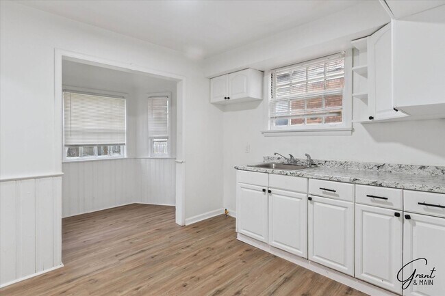 Foto del edificio - $1290 3 bedroom bungalow