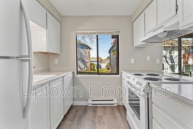 Building Photo - 5660 SW 180th Ave