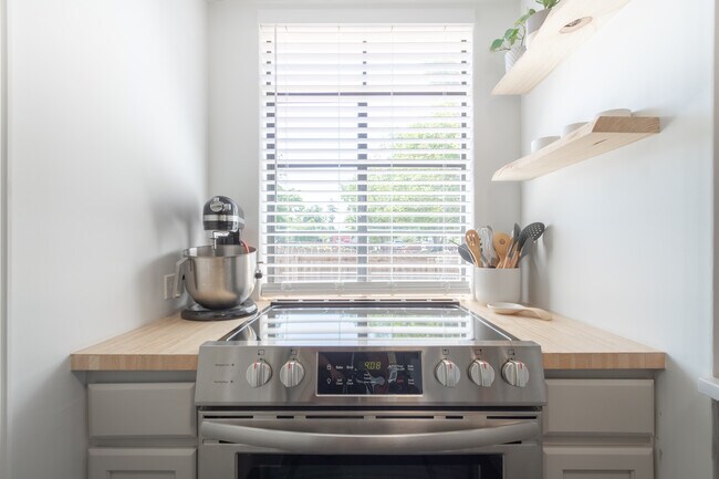 Foto del edificio - 2060 S Williams St