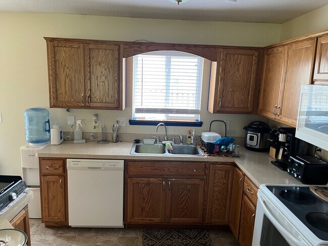 Foto del edificio - AVAILABLE SOON! - Great Rancher in Manhatt...