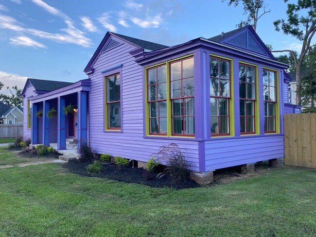 Building Photo - Fully furnished 2 bedroom home in Downtown...
