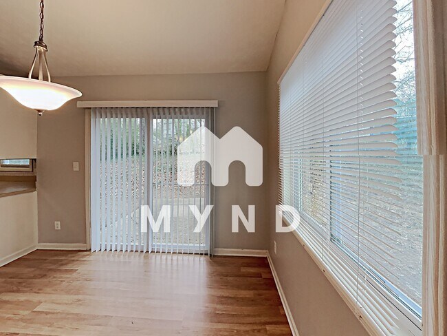 Foto del edificio - 737 Starcrest Ln NE