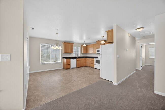 Foto del edificio - Spacious 2 Bedroom, 2 bath 2nd Floor Apartment