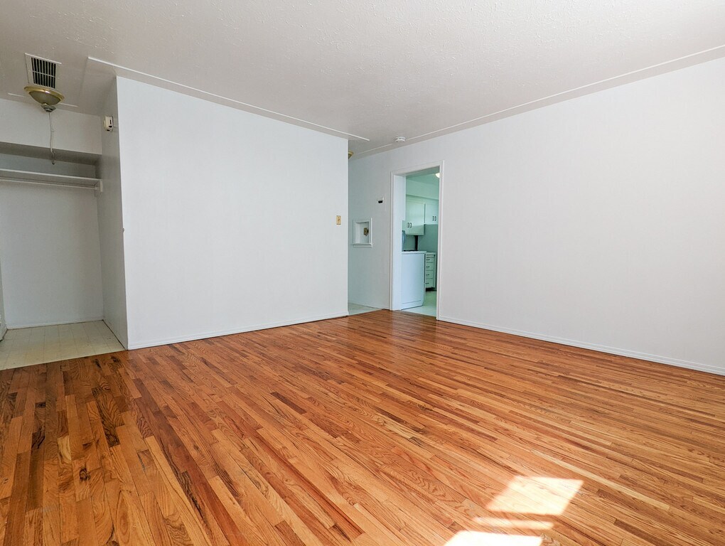 Heritage Trail Apartments 4 Apartments 9715 104th St NW Edmonton, AB