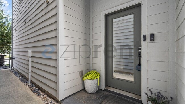 Building Photo - Unit