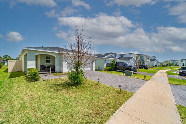 Building Photo - 3/2 in gated Tillman Lakes!