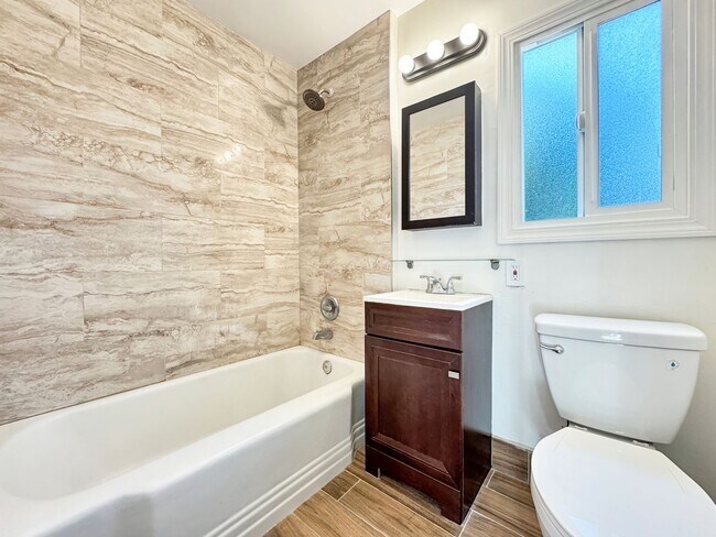 Foto del edificio - 1 Bedroom House with Private Parking & Out...