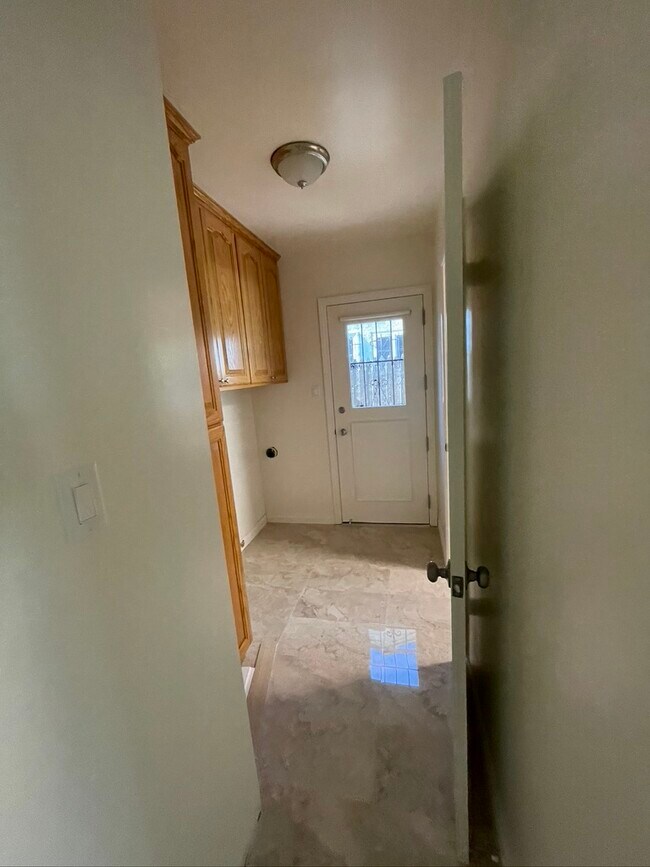 Building Photo - 309 S Eucalyptus Ave
