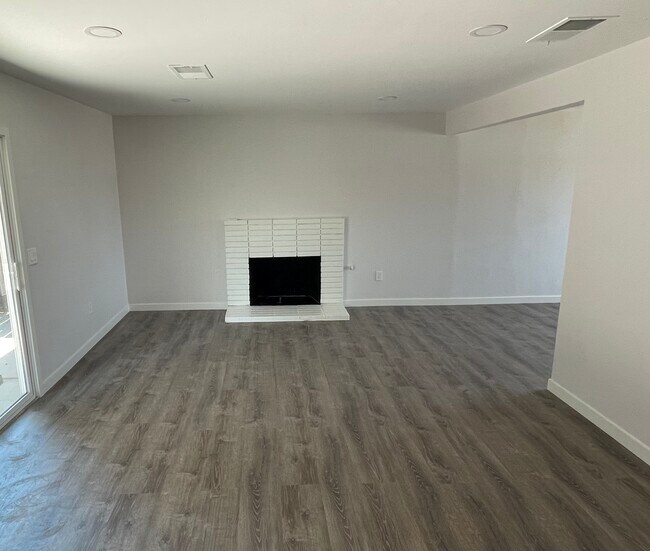 Building Photo - 4834 Stuart Dr