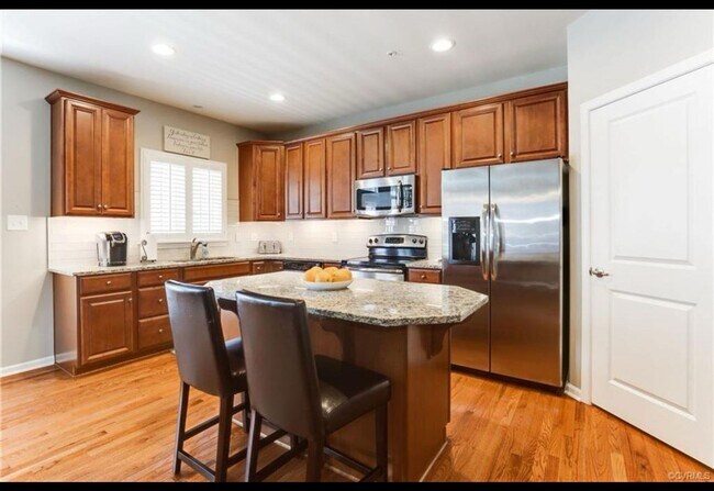 Foto del edificio - Beautiful 3 Bedroom Townhouse in West Broad Village