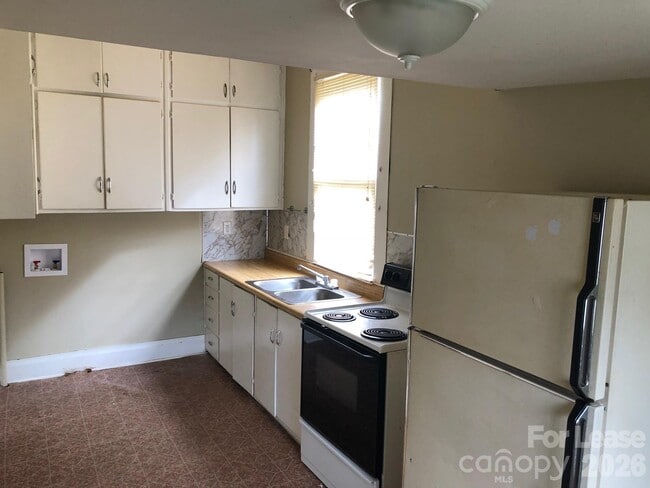 Building Photo - 656 E Sharpe St