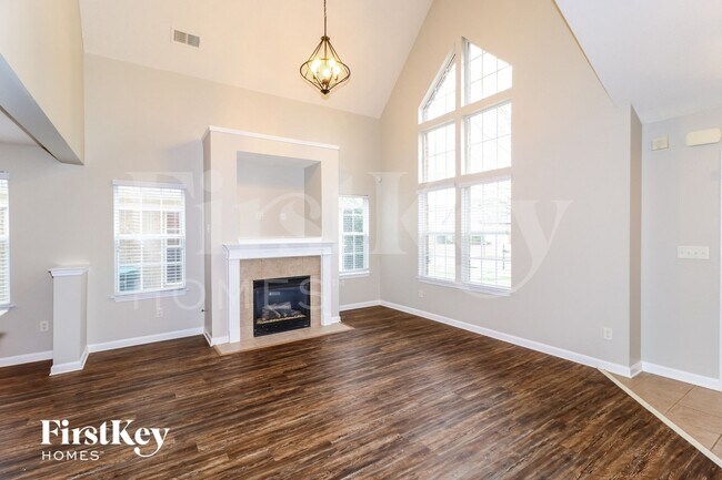 Foto del edificio - 8558 Shady Elm Dr