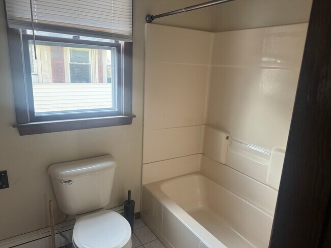 Building Photo - 21 Mason St