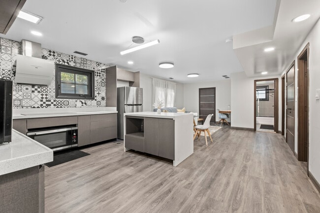 Building Photo - 2307 Lake St