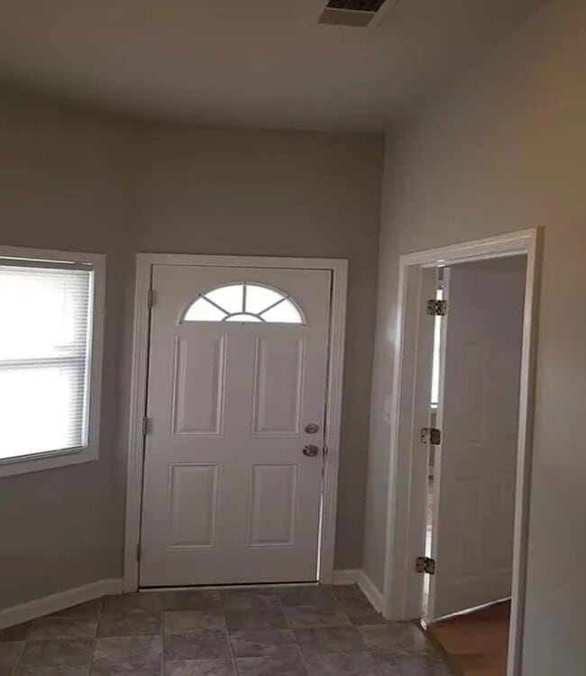 Building Photo - 3 Bedroom Downtown!