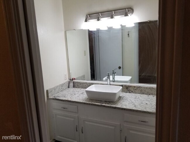 Building Photo - 2 br, 1 bath Condo - 904 S Weatherred Dr