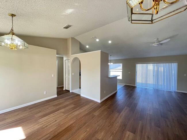 Foto del edificio - Available for move-in Feb 14th! Charming 3...