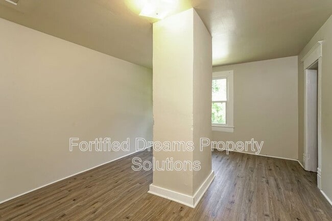 Building Photo - 518 W 20th St