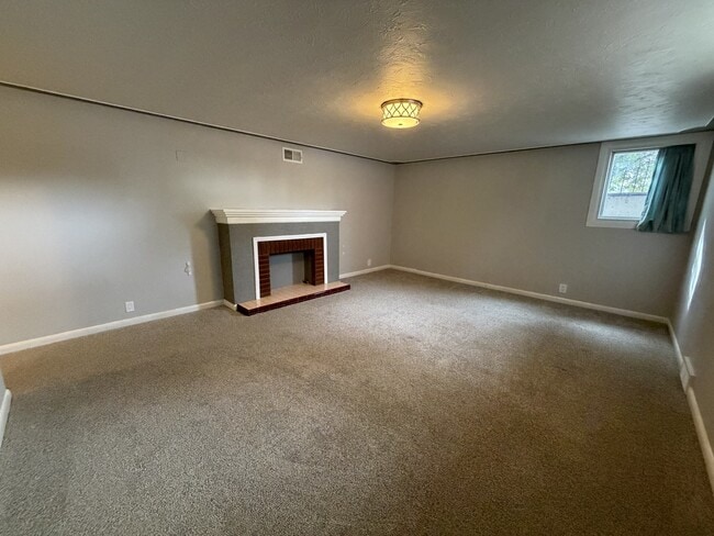 Building Photo - 1019 Poly Dr