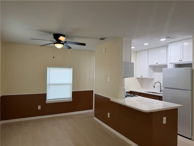 Foto del edificio - 306 W 23rd St