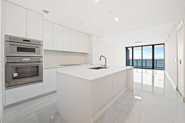 Foto del edificio - 700 NE 24th St