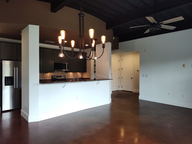 Building Photo - Move-in Ready Condo Located in The Art Dis...
