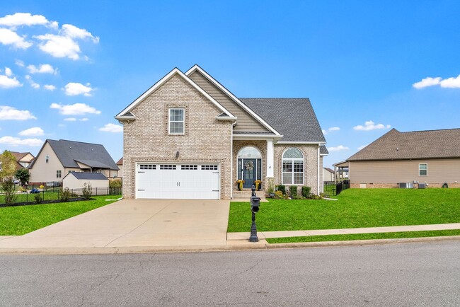 Building Photo - Pet Friendly Four Bedroom with Bonus!