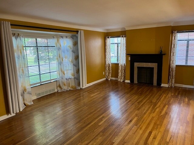 living room 2/2 - 2121 Brookdale Rd