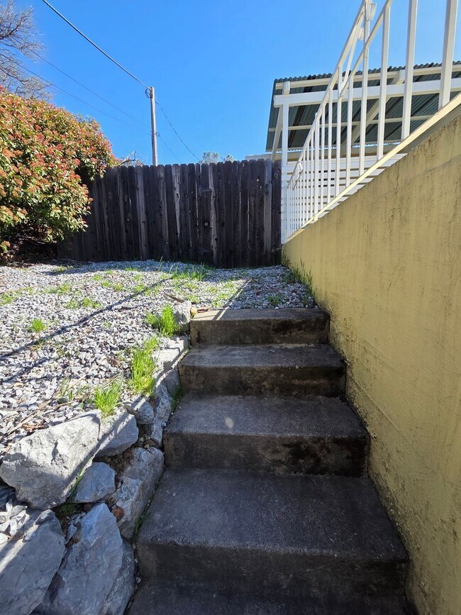 Building Photo - 19090 Hollow Ln