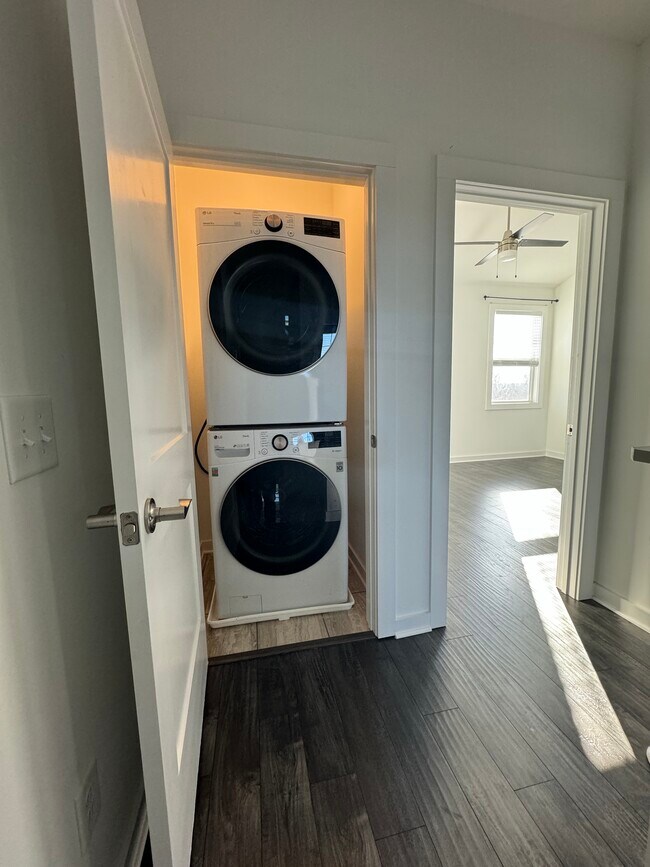 Unit laundry - 955 Ashland Place Dr