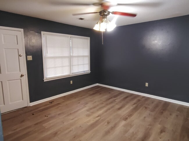 Foto del edificio - 587 Hillbrook Dr