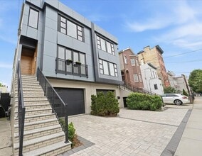 Building Photo - 290 Griffith St