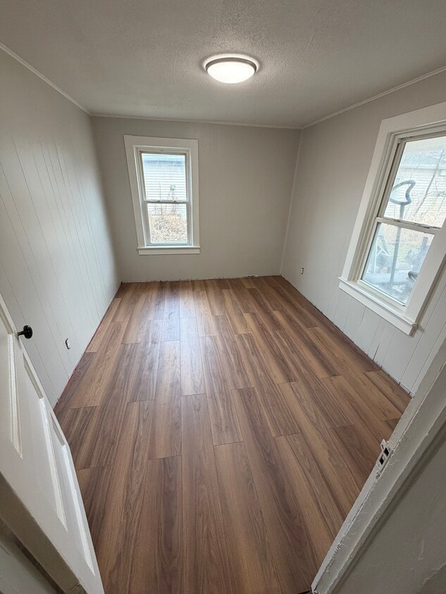 Building Photo - 913 Farnsworth Rd