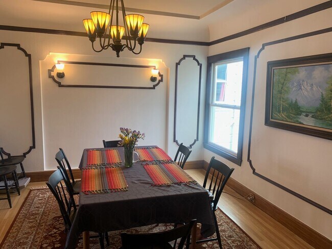 Building Photo - Furnished 2 Bd + Sunroom/Office with Parki...