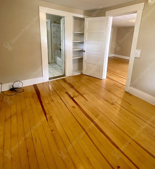 Building Photo - 940 NW Ogden Ave