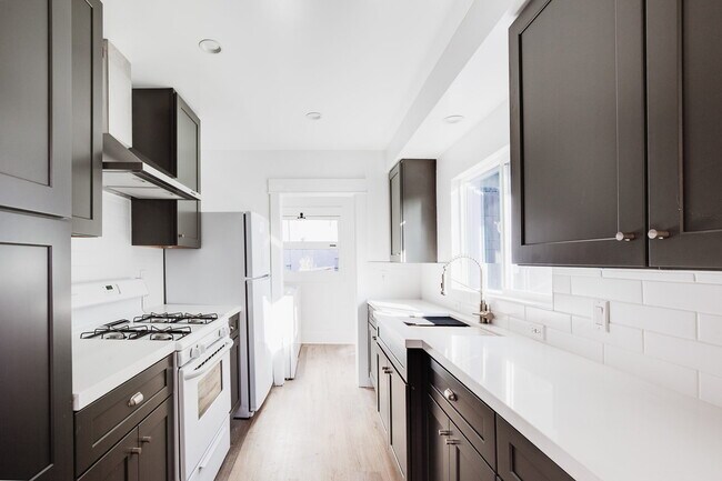 Building Photo - 984 Hyperion Ave
