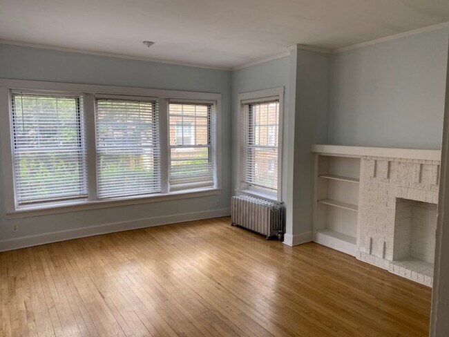 Building Photo - East Edgewater One Bed/One Bath + Den ~ He...