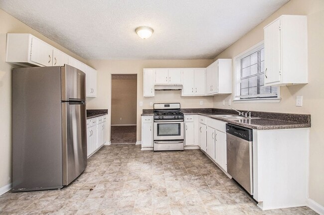 Building Photo - 4 Bedroom 2.5 Bath Home