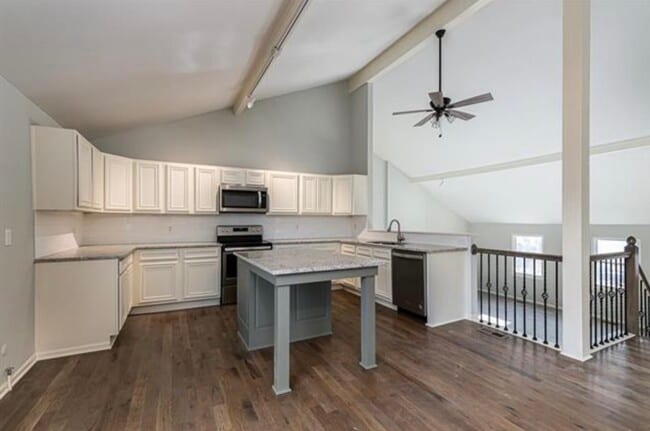 Building Photo - 5730 Clark St