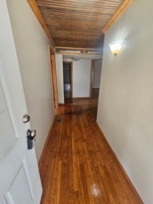 Building Photo - 3 bedroom | 1 Bathroom Home | Pets Welcome!