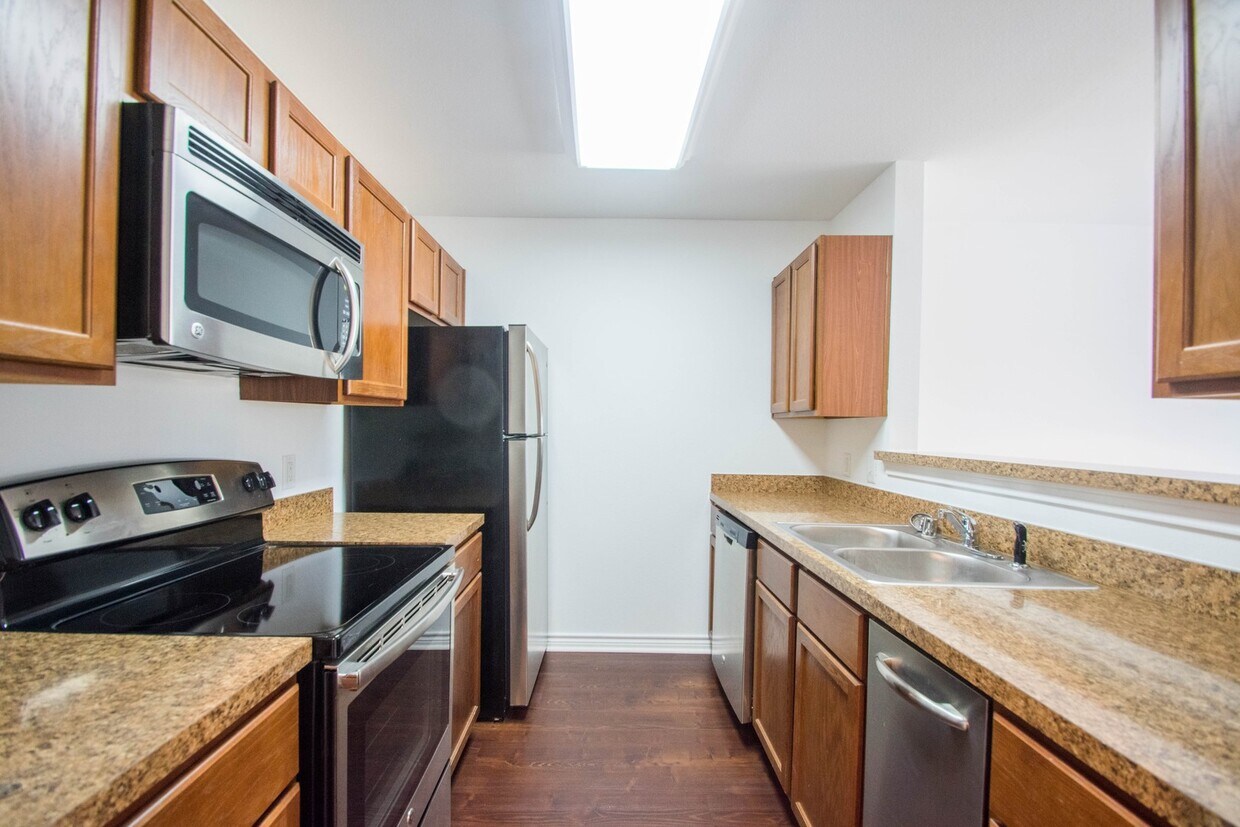 Foto principal - Charming 3-2 condo in private community wi...